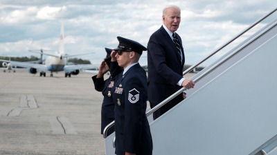 جو بايدن يصعد على متن طائرة الرئاسة في طريقه إلى ديلاوير في قاعدة أندروز المشتركة بولاية ماريلاند بالولايات المتحدة في 12 نيسان 2024 ـ رويتر.