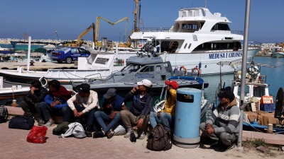 مهاجرون ينتظرون في ملجأ لصيد الأسماك في باراليمني، قبرص، في 5 أبريل 2024. رويترز