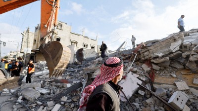 فلسطينيون يتفقدون منزلا استهدفته غارة إسرائيلية في رفح ـ رويترز