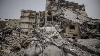 جانب الدمار في مخيم النصيرات وسط قطاع غزة عقب انتهاء عملية التوغل الإسرائيلية، 17 نيسان/أبريل 2024 (الأناضول)