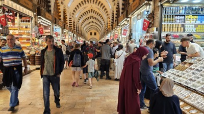 أسواق منطقة أمينونو المعروفة في مدينة إسطنبول تشهد حراكا كبيرا ومكثفا من قبل الزائرين والمتسوقين الذين يستهدفون شراء حاجياتهم الأساسية قبل بدء العطلة.