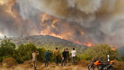 اليونان ترفع مستوى التأهب غداة اندلاع 71 حريقاً في الغابات