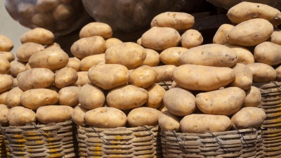 تجار يحتكرون مادة البطاطا تمهيداً لرفع أسعارها - إنترنت