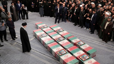 خامنئي يناظر جثث القتلى الإيرانيين بالقصف الإسرائيلي على قنصلية طهران بدمشق - رويترز
