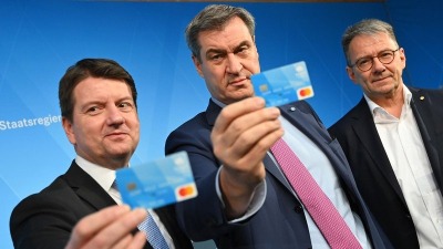 رئيس وزراء ولاية بافاريا الألمانية يعلن عن إصدار بطاقات الدفع الأولى الأسبوع الماضي (د ب أ)