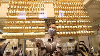 صورة أرشيفية داخل سوق لبيع الذهب - رويترز
