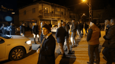 سكان ولاية توكات يقضون ليلتهم في الشارع عقب الزلزال (NTV)