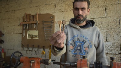 مفاتيح عربية وتركية.. سوري يتقن صناعة العود والموازييك في غازي عنتاب |فيديو