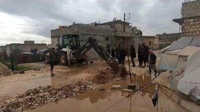 مياه الأمطار تغمر خيام للنازحين في حلب - الدفاع المدني