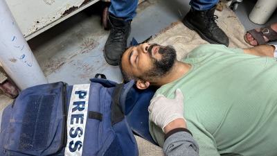يرقد الصحفي الفلسطيني سامي شحادة، الذي أصيب في غارة إسرائيلية، في المستشفى وسط قطاع غزة