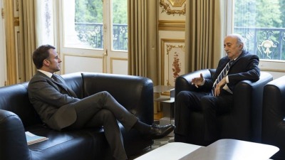 الرئيس الفرنسي إيمانويل ماكرون ورئيس الحزب التقدمي الاشتراكي السابق وليد جنبلاط.