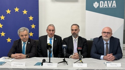 زعيم الحزب توفيق أوزجان ومرشحي الحزب لانتخابات البرلمان الأوروبي يعقدون مؤتمراً صحفياً في مدينة غيلسنكيرشن الألمانية (الأناضول)
