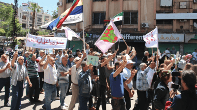 متظاهرو السويداء يغنون للجيش السوري الحر في ساحة الكرامة