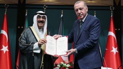 الرئيس التركي رجب طيب أردوغان مع أمير الكويت الشيخ مشعل الأحمد الجابر الصباح (الأناضول)