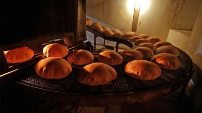 النظام يخطط لرفع أسعار الخبز السياحي والكعك والصمون