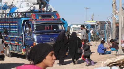 عائلات سورية تتجهز للخروج من مخيم الهول باتجاه ريف دير الزور - 8 أيار 2024 (تلفزيون سوريا)