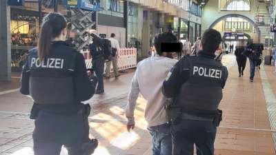 عناصر الشرطة يعتقلون المشتبه به في محطة قطارات مدينة لوبيك الألمانية (بيلد)