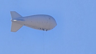منطاد المراقبة فوق قاعدة "خراب الجير" الأميركية في ريف الحسكة – 15 أيار 2024 ( تلفزيون سوريا)