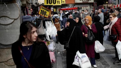 أشخاص يتجولون في منطقة تسوق شهيرة للطبقة المتوسطة في إسطنبول (رويترز)