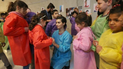 الفنانة التركية توبا بويوك أوستون مع أطفال سوريين في تركيا 